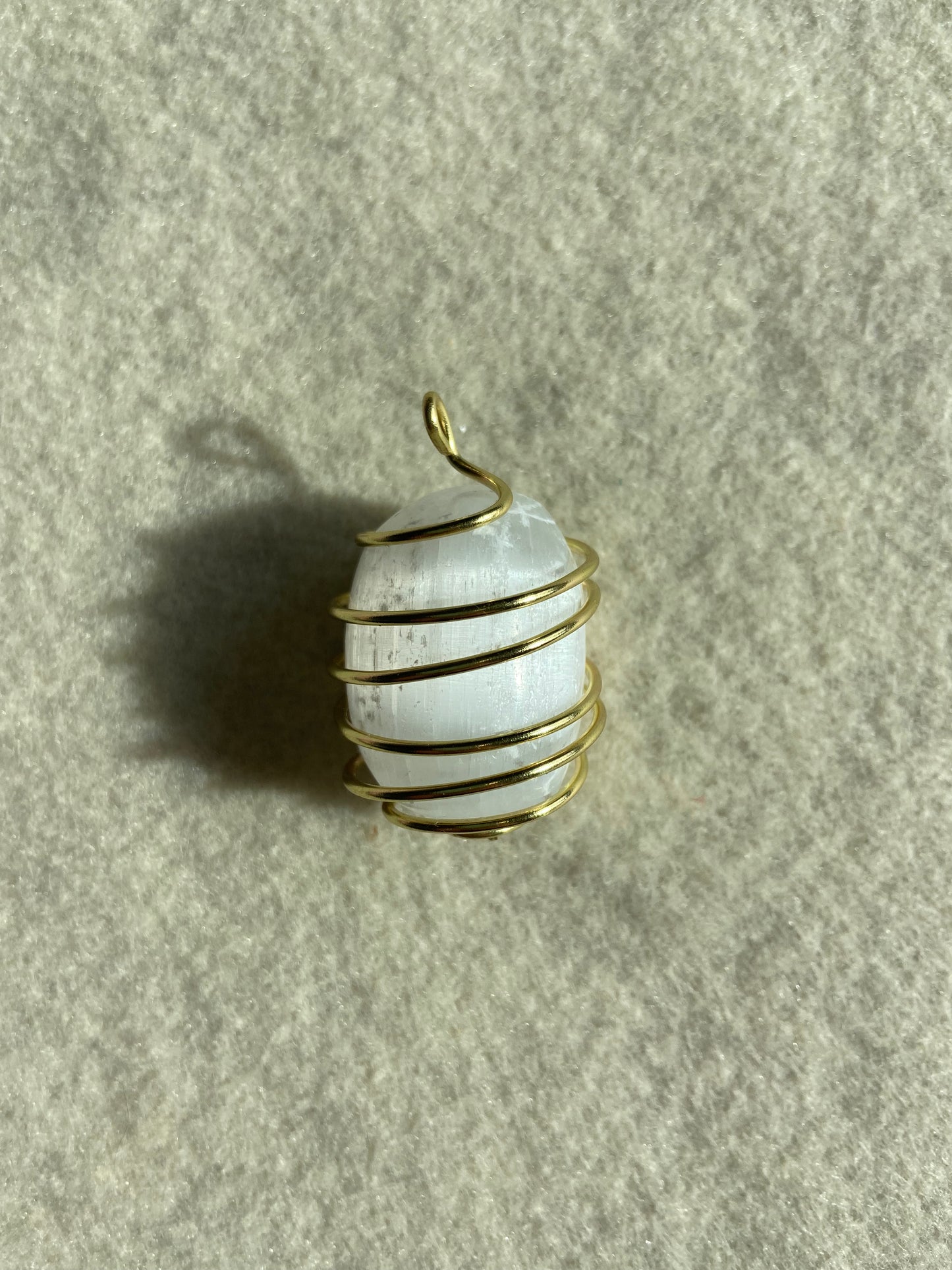Mặt dây chuyền Selenite lớn