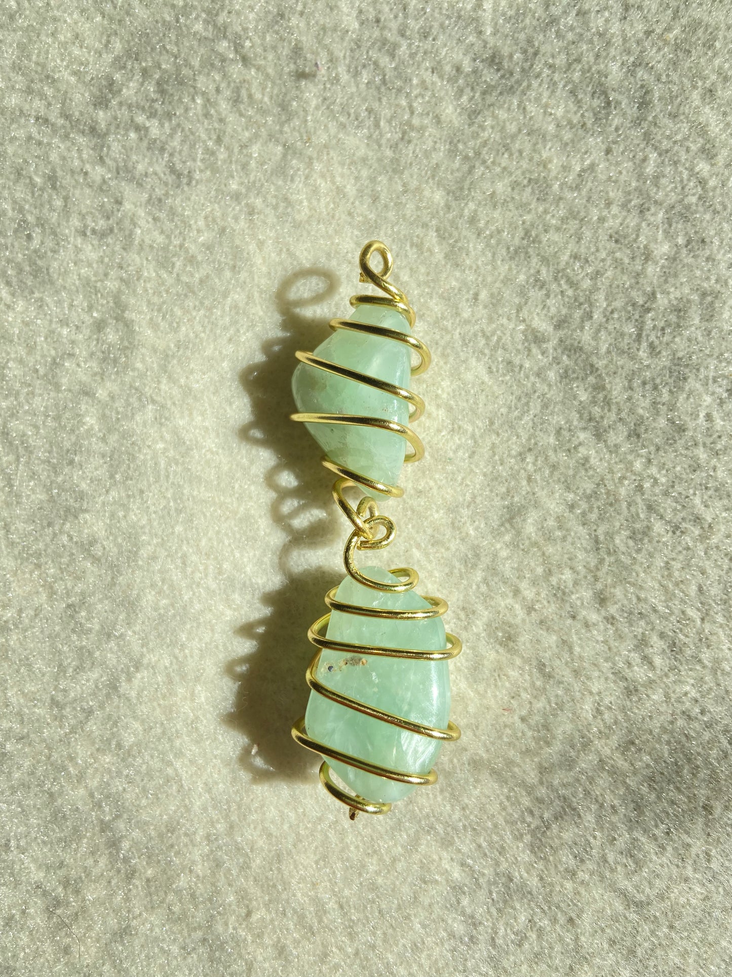 Mặt dây chuyền Prehnite lớn nguy hiểm