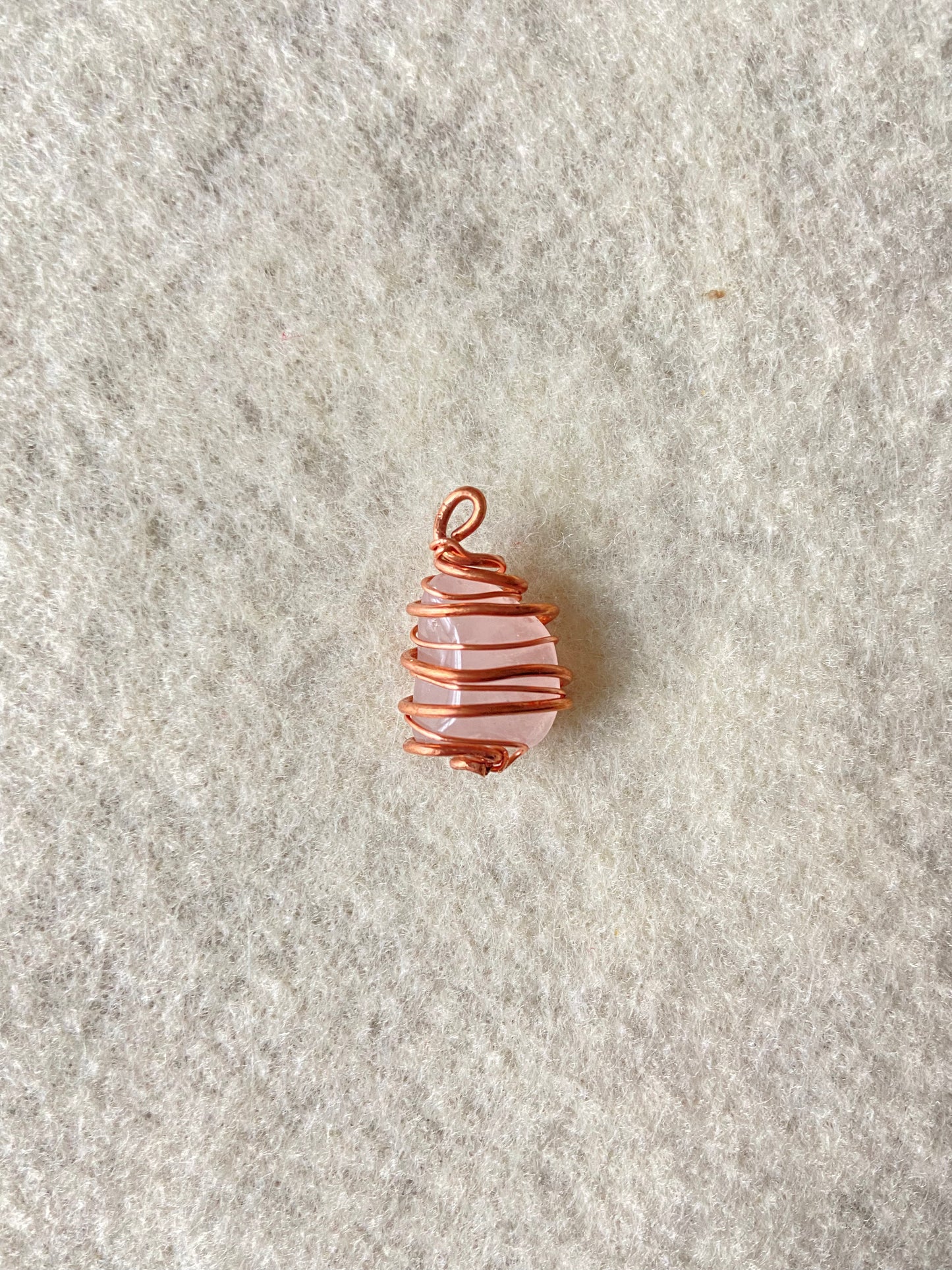 Colgante pequeño de cuarzo rosa