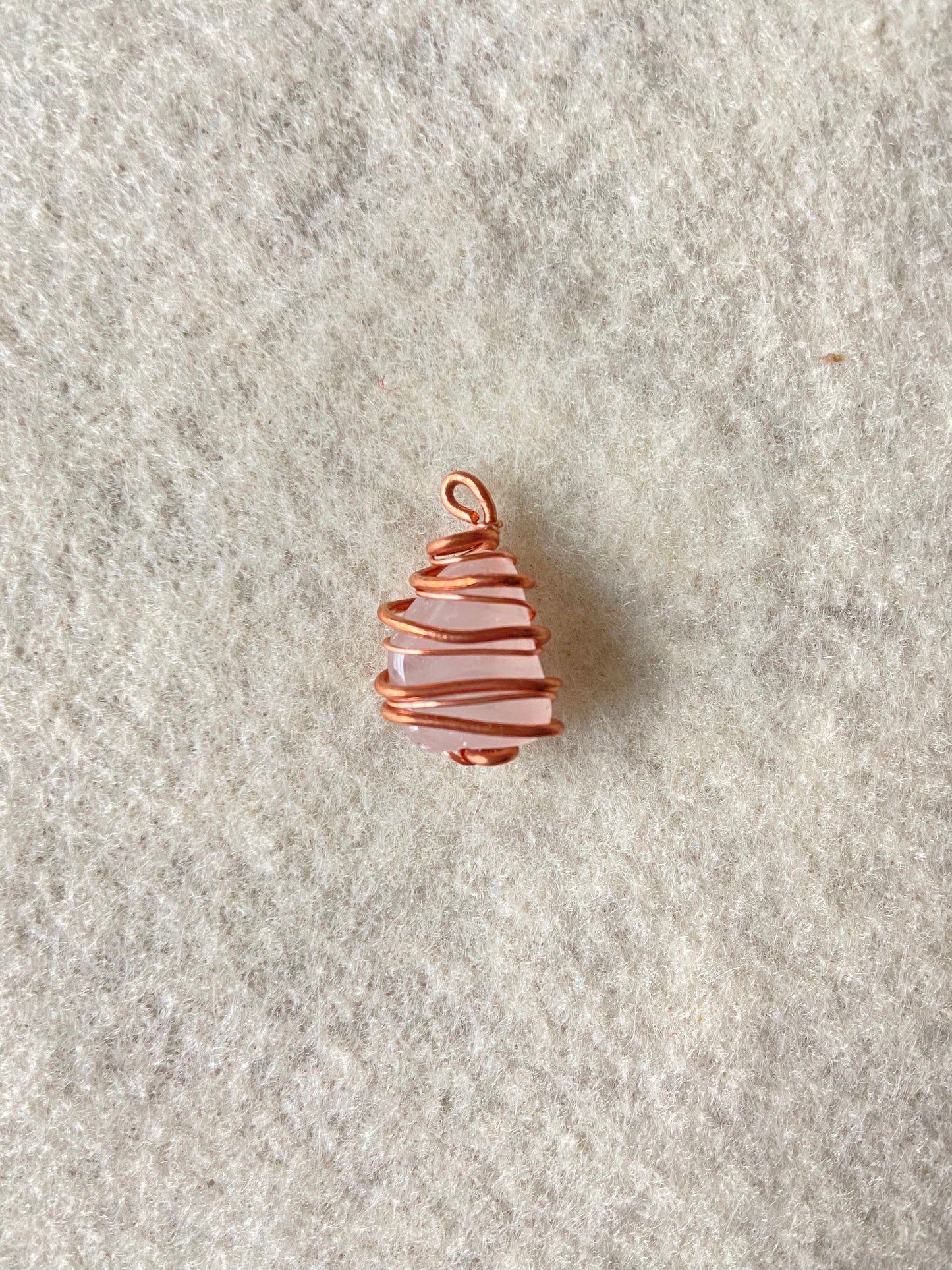 Colgante pequeño de cuarzo rosa